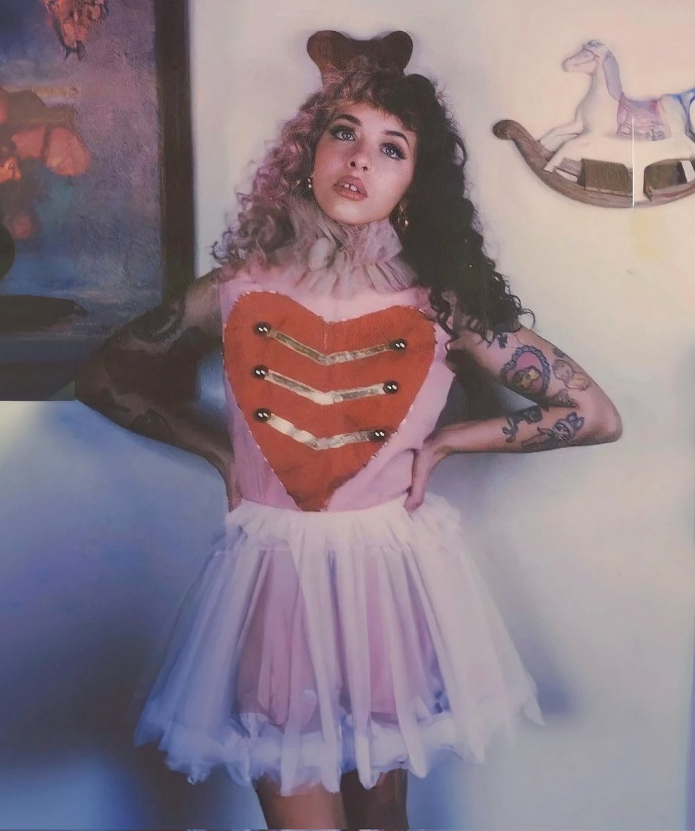 melandspictures's tweet photo. melanie martinez is so perfect https://t.co/heqnmbguaJ
