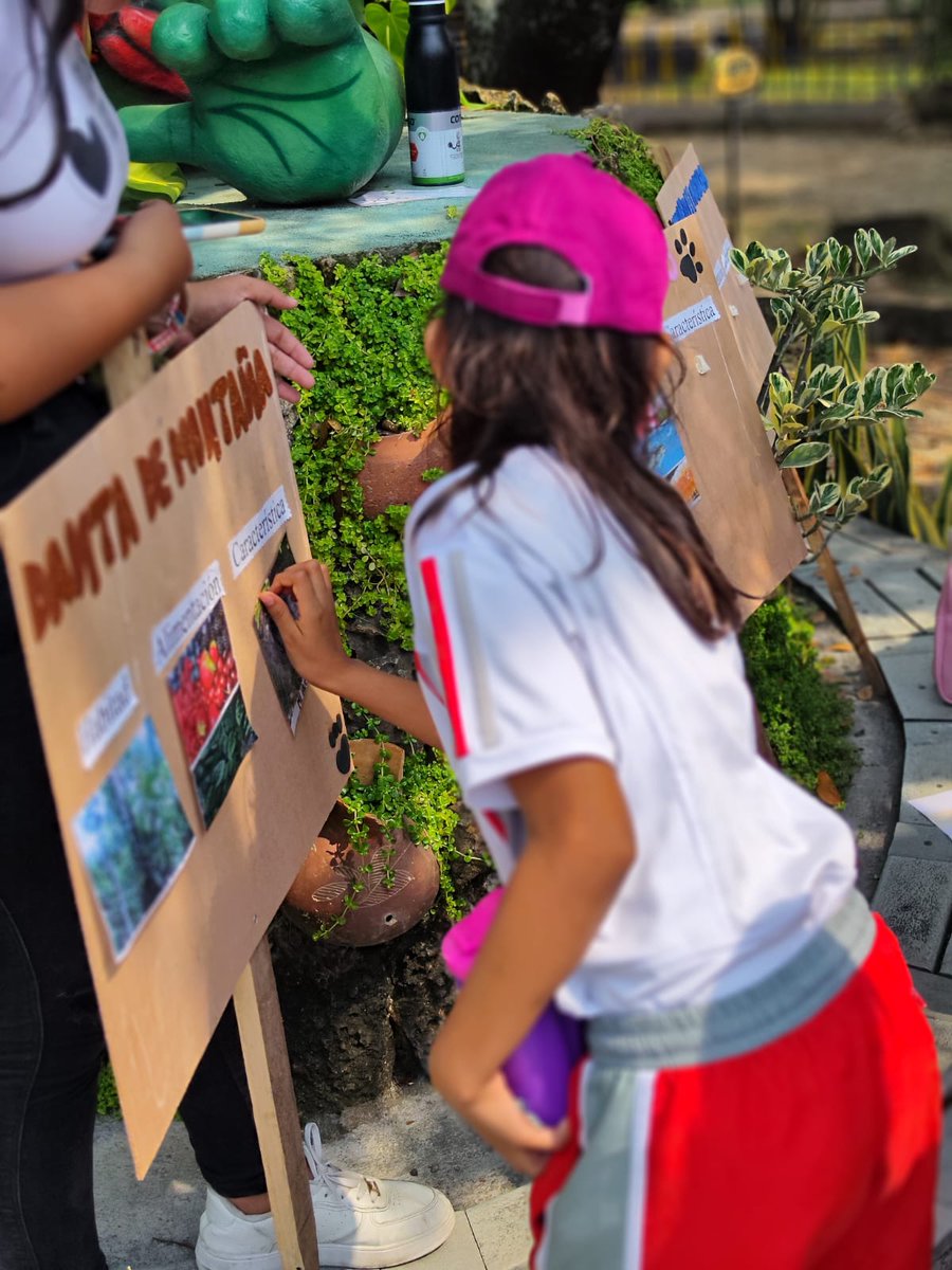 CAMHUILA's tweet photo. Conmemoramos el #DíaMundialdeAgual💧 en nuestro Sendero de Interpretación Ambiental #SendiCAM #Neiva junto a la institución educativa Gimnasio Moderno📚. Durante la actividad sensibilizamos a niños y niñas acerca de la crisis mundial del agua con la temática Cada Gota Importa💧 https://t.co/xVakLEXa7G