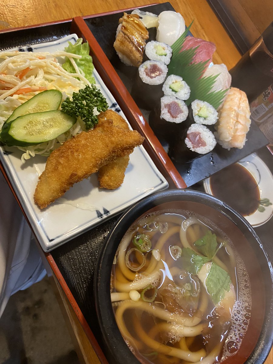 桑名市 一休寿しさん 寿し定食 1200円 ラーメンばかりだと飽きるので今日はお寿司にした😊まあまあネタが大きくランチはかなりお得😆1000円以下のランチもあります😊