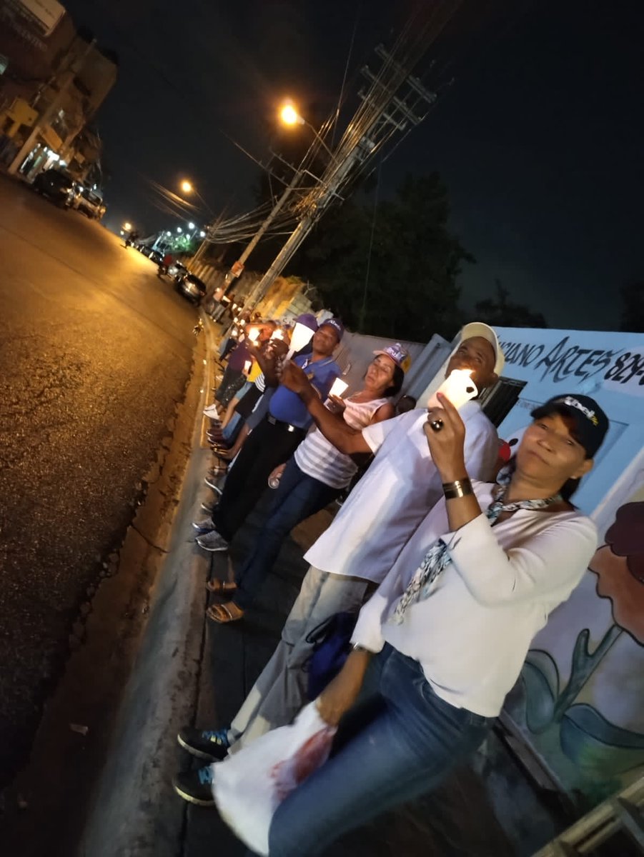 g_polancob's tweet photo. El Bloque del intermedio @g_polancob estuvieron en la noche de hoy haciendo una vigilia por la democracia y la Institucionalidad partidaria debemos de vivir en libertad cero persecución política.

Somos Peledeista y no tenemos miedo. https://t.co/jFiTcE056k