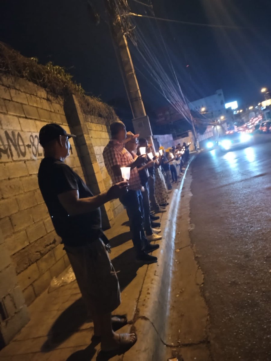 g_polancob's tweet photo. El Bloque del intermedio @g_polancob estuvieron en la noche de hoy haciendo una vigilia por la democracia y la Institucionalidad partidaria debemos de vivir en libertad cero persecución política.

Somos Peledeista y no tenemos miedo. https://t.co/jFiTcE056k