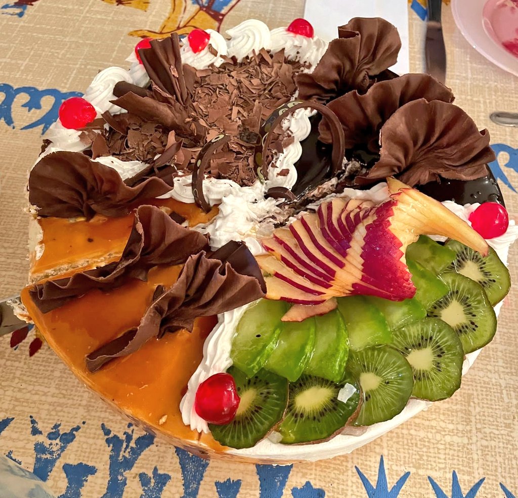 LaraWeissRPM's tweet photo. What a nice #farewell cake Atef brought for me to say #goodbye 🤩🤩😋 (I am soooo sorry his head has fallen out of the photo ☹). Today we will leave the #dighouse and move back to the @NVICairo #BoiboiEgypt #SaqqaraTombs #LeidenTurinExpeditiontoSaqqara  @RM_Oudheden @MuseoEgizio https://t.co/JSrJJxWZMQ