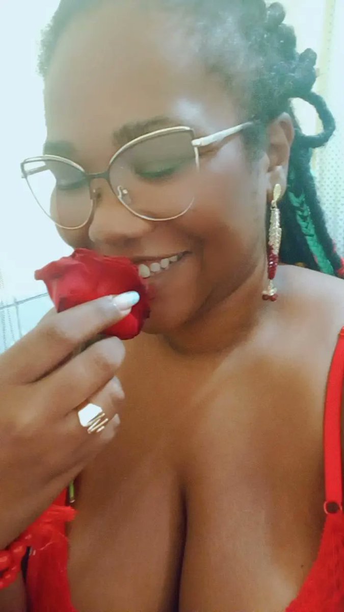 TuanyVerissimo's tweet photo. " Foi uma rosa que eu plantei na encruzilhada.
Foi uma rosa que eu colhi no meu jardim. "
🌹🖤💃🏾👑 https://t.co/CMuJ9rXtyF