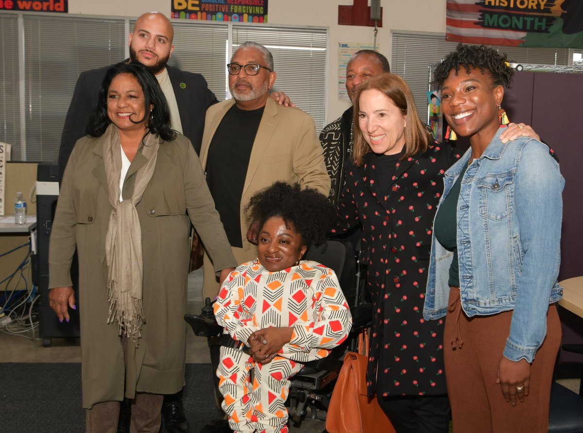 CommunityBuildi's tweet image. Assembly member Isaac Bryan along w/ Councilwoman @CW_HeatherHutt took California Lieutenant Governor @EleniForCA, Black Girls Do Engineer LA President Benicia Crooms, &amp;amp; Digital Media Lead Mara Baskins on a tour of South LA including Leimert Park Village and CBI! ✊🏽💚👩🏽‍💻 @BGDECorp