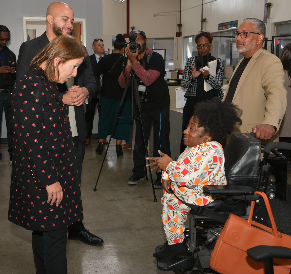 CommunityBuildi's tweet image. Assembly member Isaac Bryan along w/ Councilwoman @CW_HeatherHutt took California Lieutenant Governor @EleniForCA, Black Girls Do Engineer LA President Benicia Crooms, &amp;amp; Digital Media Lead Mara Baskins on a tour of South LA including Leimert Park Village and CBI! ✊🏽💚👩🏽‍💻 @BGDECorp