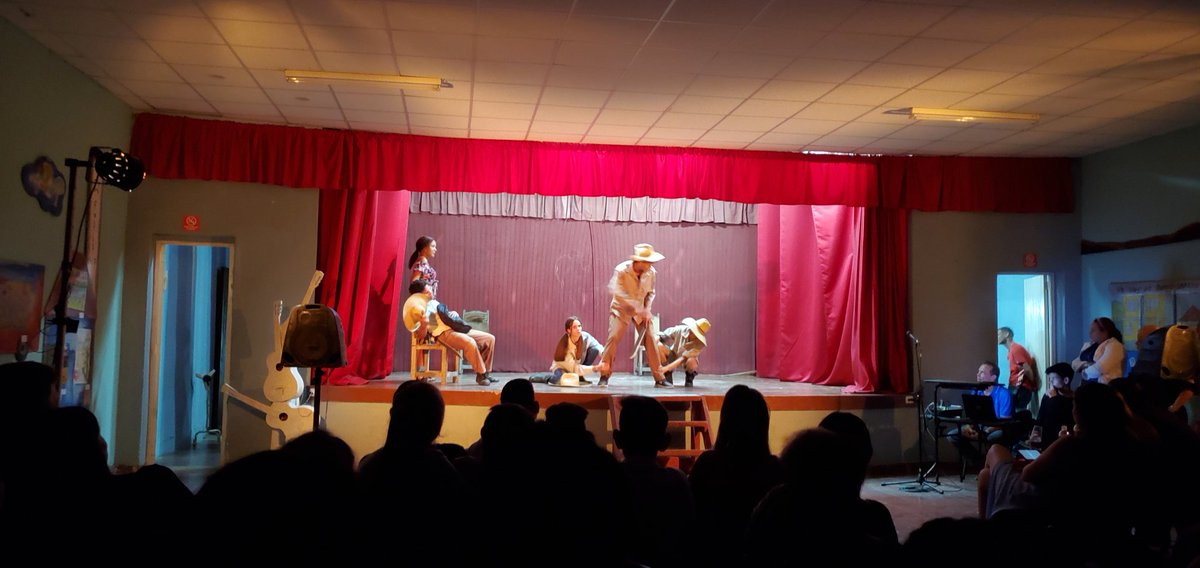 BrigadaArte's tweet photo. Noche preciosa, muy buenas puestas en el Festival Nacional Teatro en Tierra Buena, en la que pudimos disfrutar de presentaciones como el monólogo Misión Imposible y la del grupo Teatro con T del mismo poblado.
#FestivalTeatroEnTierraBuena 
#MiBrigadaSigueAqui https://t.co/Mit1VEVwrF