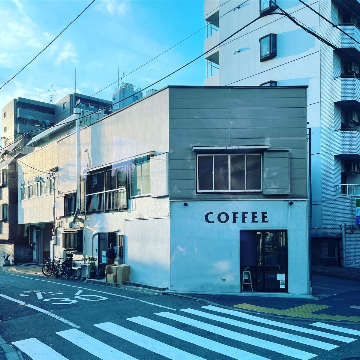 sliced's tweet photo. [ instagram ]  間違えたバスに乗ってしまった。 そしたら、たまたま昨日行ったカフェを通った。 #AlternativeCoffeeWorks #都バス https://t.co/wlHJbyWrCP https://t.co/rOoUrh8E8c