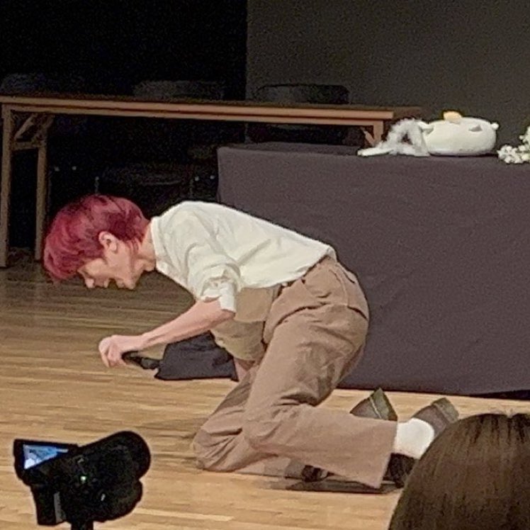 flannelgyu's tweet photo. the reason why beomgyu was laughing this hard was bc they told the story of how soobin took a bath for an hour, it had been so long so the protocol team thought he fainted bc of aquaphobia 😭 https://t.co/mfXeOOI1sD