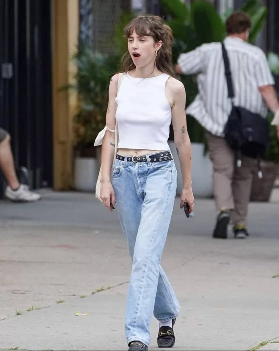 Clairo’s paparazzi pictures 🫶
