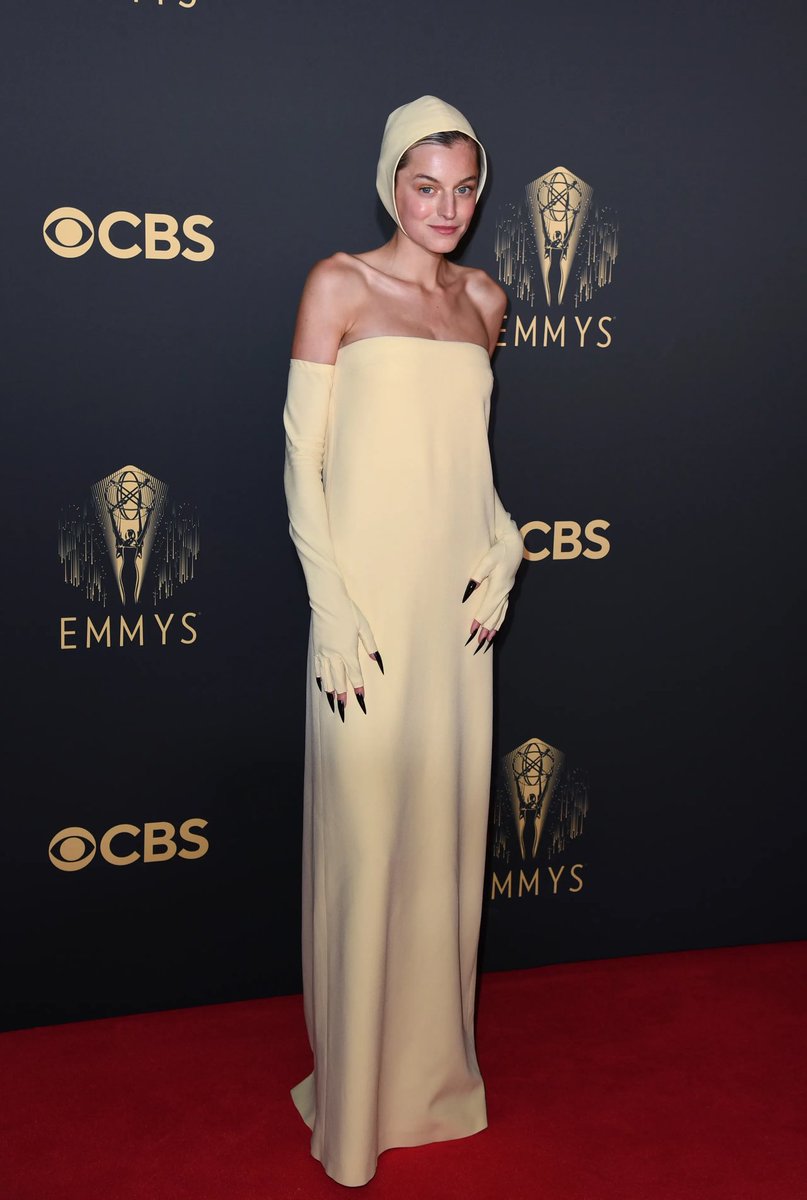 MIUCClAMUSE's tweet photo. i really love how emma corrin always wears something cool and ever so slightly out of the box for their red carpet looks https://t.co/7DvQczXKpk
