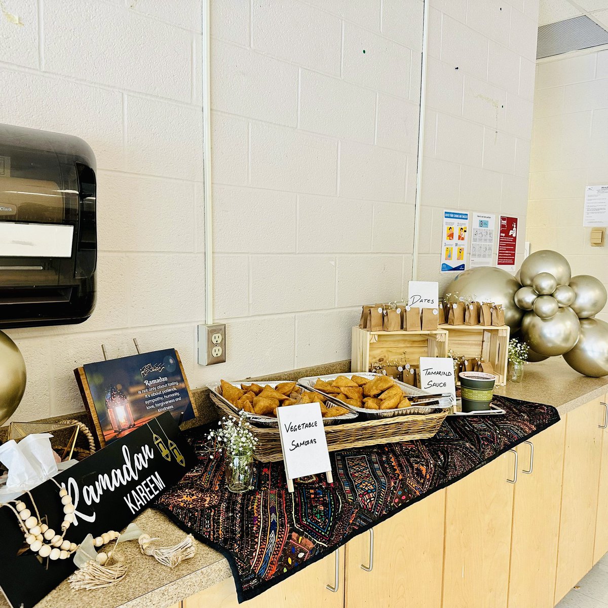 LajnaPVLCanada's tweet image. Ramadan Mubarak everyone! 🌙✨#Ramadan #FastingMonth