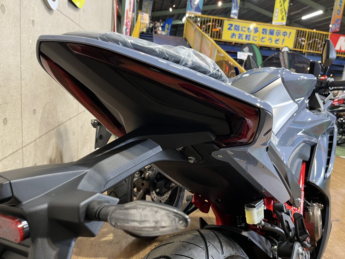 mfd_saitamatoda's tweet photo. こんにちは🌞MFD埼玉店です🌞
DemonGR200R DA CORSA2
新車が2台入荷致しました!!
もう単純にカッコいいですね。
実写を見るとグレーのまとまった配色がグッときます。なかなかやる気にさせるライポジですので是非お店で跨ってみてくださーい!
#GPX #デーモン #埼玉 #さいたま #gr200 #バイク https://t.co/EPMfuWY4ZK