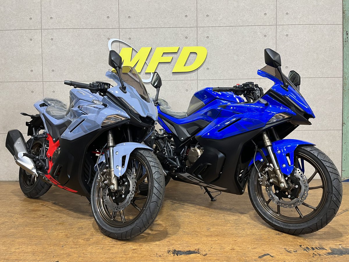 mfd_saitamatoda's tweet photo. こんにちは🌞MFD埼玉店です🌞
DemonGR200R DA CORSA2
新車が2台入荷致しました!!
もう単純にカッコいいですね。
実写を見るとグレーのまとまった配色がグッときます。なかなかやる気にさせるライポジですので是非お店で跨ってみてくださーい!
#GPX #デーモン #埼玉 #さいたま #gr200 #バイク https://t.co/EPMfuWY4ZK