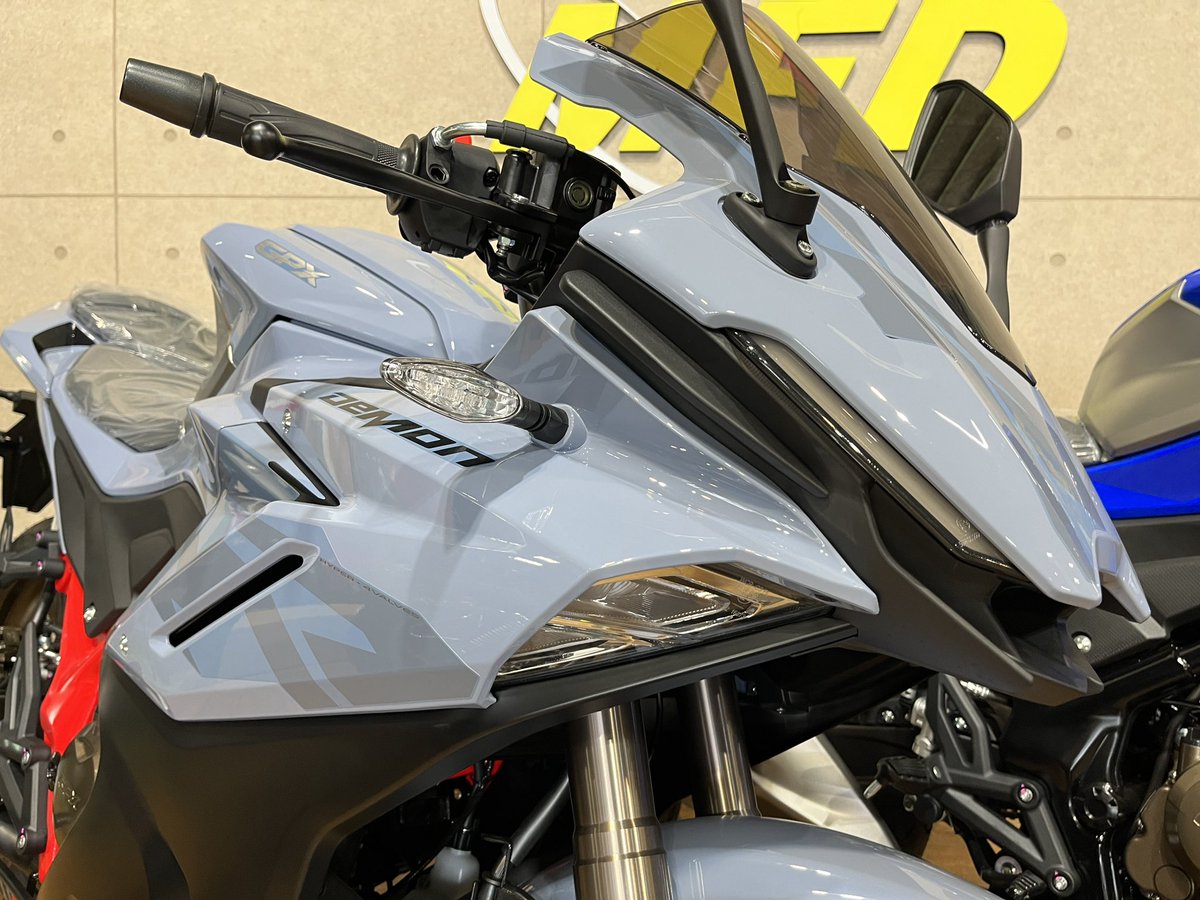 mfd_saitamatoda's tweet photo. こんにちは🌞MFD埼玉店です🌞
DemonGR200R DA CORSA2
新車が2台入荷致しました!!
もう単純にカッコいいですね。
実写を見るとグレーのまとまった配色がグッときます。なかなかやる気にさせるライポジですので是非お店で跨ってみてくださーい!
#GPX #デーモン #埼玉 #さいたま #gr200 #バイク https://t.co/EPMfuWY4ZK