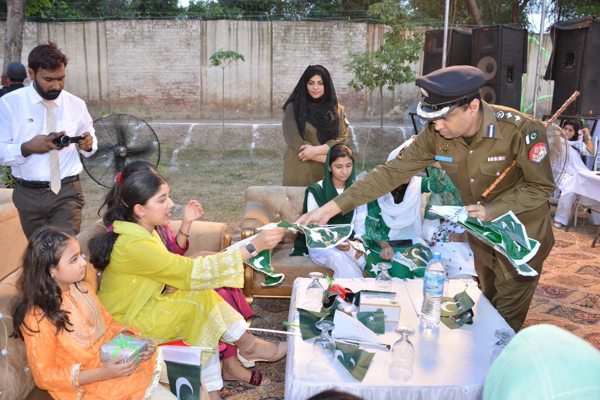 خدا کرے میری ارض پاک پر اترے
وہ فصلِ گل جسے اندیشہء زوال نہ ہو

یہاں جو پھول کھلے وہ کِھلا رہے برسوں
یہاں خزاں کو گزرنے کی بھی مجال نہ ہو

یہاں جو سبزہ اُگے وہ ہمیشہ سبز رہے
اور ایسا سبز کہ جس کی کوئی مثال نہ ہو
#PakistanDay2023 #Pakistan #23rdMarch