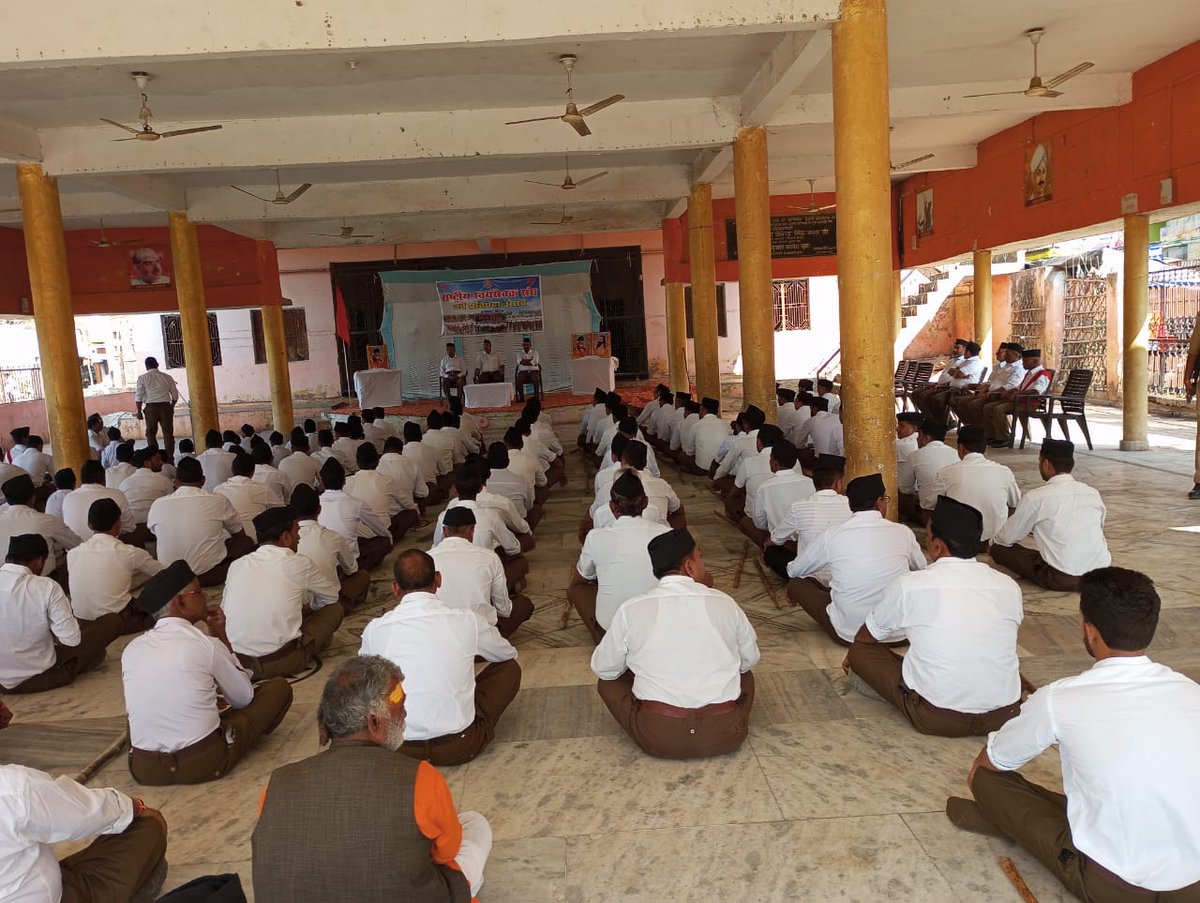 RSSorg_Bhadohi's tweet photo. #राष्ट्रीय_स्वयंसेवक_संघ, मुखर्जी पार्क ज्ञानपुर, भदोही के #चैत्र_शुक्ल_प्रतिपदा #ह���ंदू_नववर्ष की संध्या पर #प��_संचलन एवम #वर्ष_प्रतिपदा कार्यक्रम की कुछ सुंदर झलकियां । @RSSorg_Bhadohi @Pravin2067 @krishnanshmukes @Suryaka07306728 @RSS_lucky https://t.co/NF4R4RfnWz