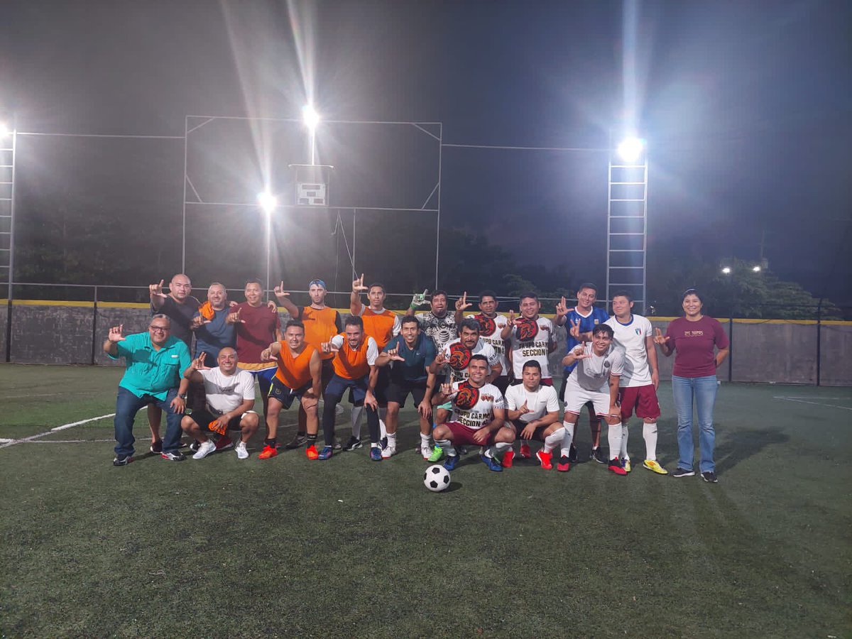 roberto55276096's tweet photo. La unidad se hace valer en mi H. Secc 42 con el juego amistoso entre el campeón warriors 42 vs Plat. Ixtoc donde el campeón ganó 8-4 Gracias a nuestro líder @lgps03101 a nuestro secretario general @MarcoAzuara1 por seguir fomentando el deporte como parte diaria en nuestras vidas. https://t.co/xaW5HtxJUg