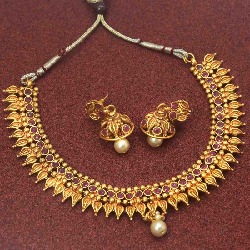 Jewellery Of the Day! - mailchi.mp/kollamsupremeo…
.
.
.
#kollamsupreme #goldplated #goldplatedjewelry #goldplatednecklace #goldplatedjewelery #goldplatedjewellery #goldplatedjewellery #southindianweddings #antiquejewellery #antiquenecklace #mattenecklace #mattejewellery #chokerset