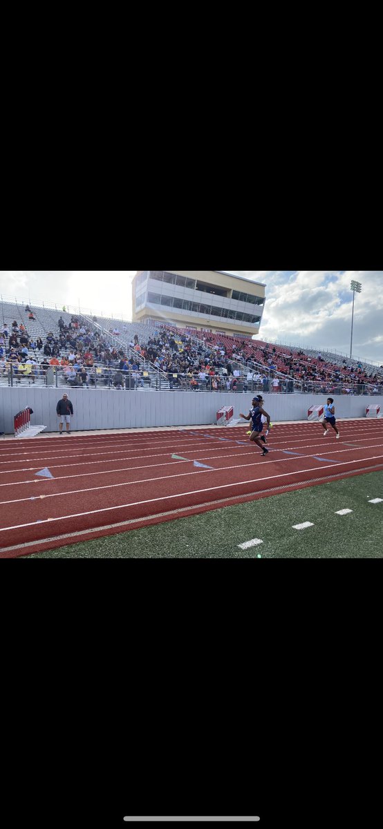 We’re underway at Rutledge Stadium! <a href="/HWATZXON/">Haeven Watson</a> finishing the 4x1 strong!