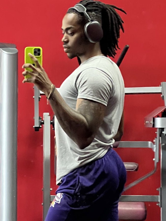 Fr3B_qGWAAACnM_?format=jpg&name=900x900