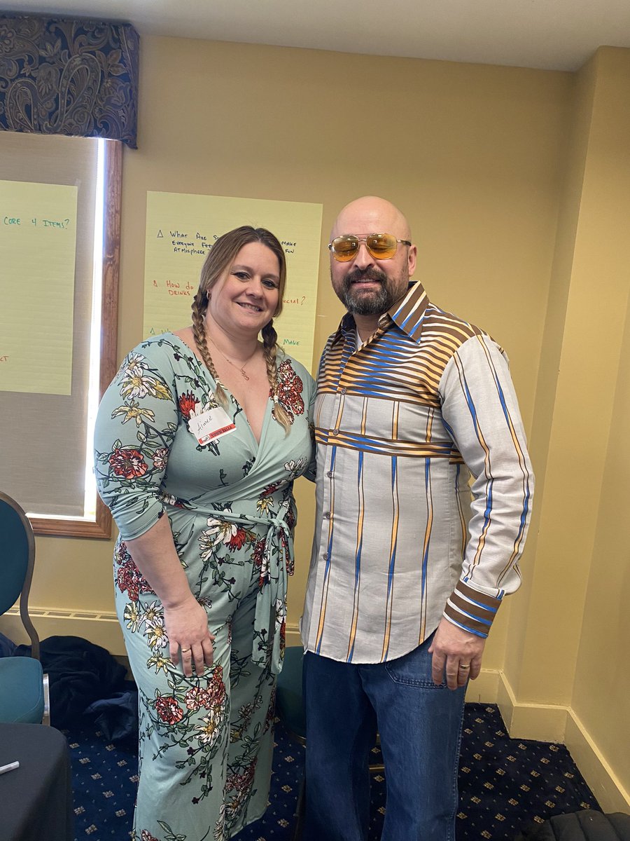 Ames71219's tweet photo. 70s theme  chilis town hall meeting #chilislove #letsgo https://t.co/6BHOJHIgeR