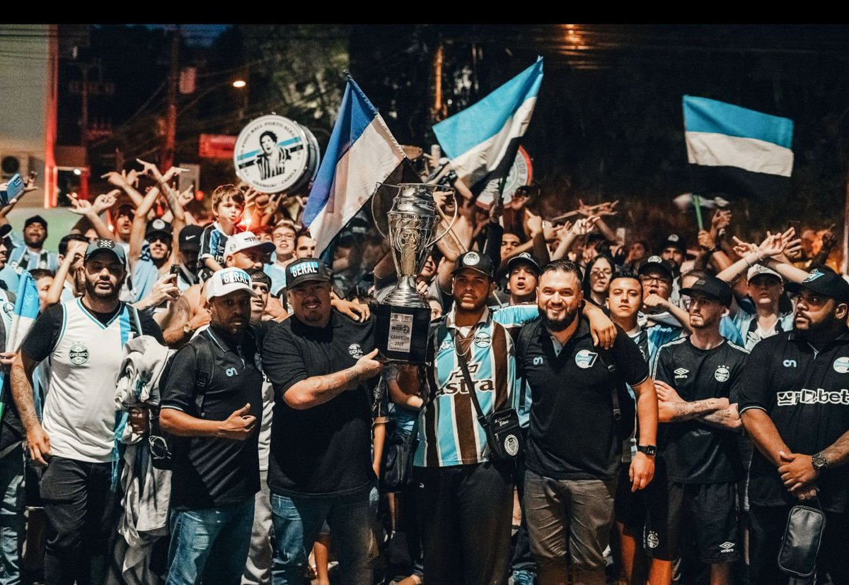 geralp10oficial's tweet photo. Geral do Grêmio sempre presente! Assim tratamos nossos ídolos e atletas, com fogos, bumbos e com muito alento. Recebemos, em Gramado, a delegação do Grêmio Futebol 7, que fará sua preparação para a temporada. Vamos, Tricolor! 🇪🇪🇪🇪👊🏻 https://t.co/vuyB3wbVMt