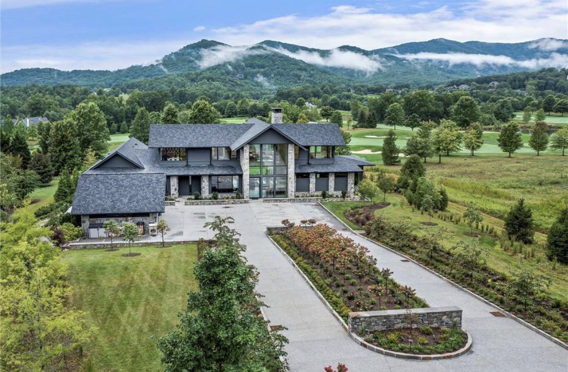 InsaneEstate's tweet photo. Arden, North Carolina. 7 bedrooms and 9 bathrooms with 9,810 sqft. Right on the golf course, tag someone that would be on that course everyday. https://t.co/GReDvvc6oD