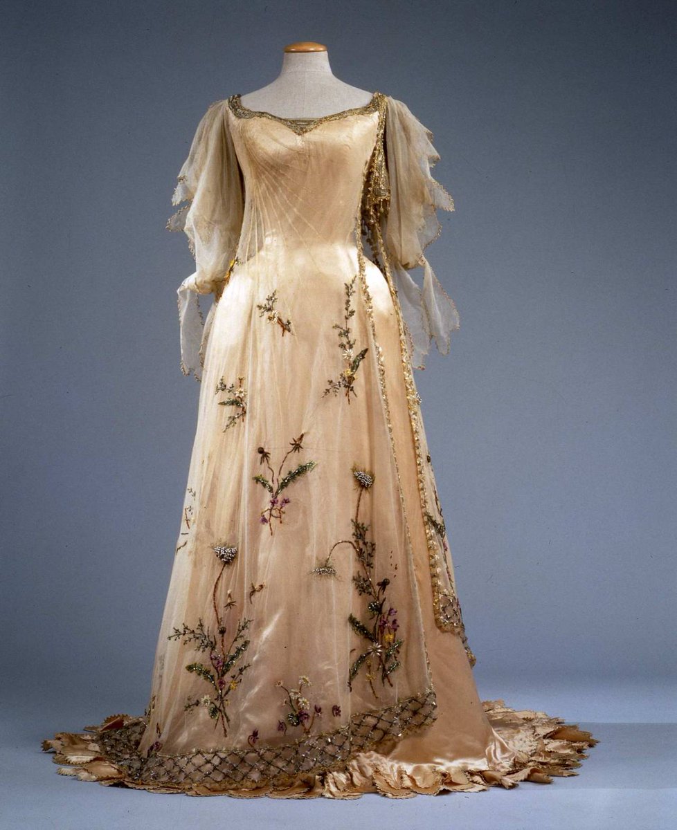 wikivictorian's tweet photo. “La Primavera” evening dress by Rosa Genoni, 1906. Galleria del Costume di Palazzo Pitti. https://t.co/GBHLFUqQgE