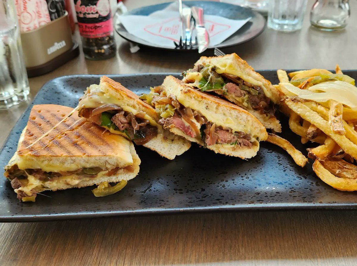 ZAFoodMusketeer's tweet photo. Some new items to eat at
#bembom. If you a meatlover that Acoriana and Fransesinhas.
#TheFoodMusketeer
#TFMBembom https://t.co/u83MeU0nWV