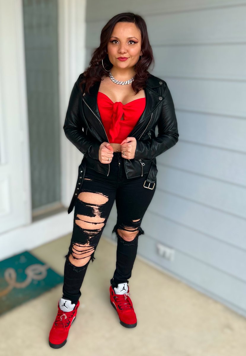 BrendaJWebber's tweet photo. headed to the #iawolves game 🖤 https://t.co/Fd2dbaqdMj