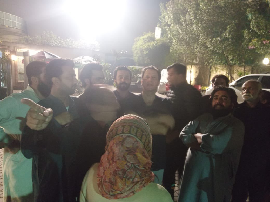 IKTodayPk's tweet photo. الحمداللہ پہلی سحری -- خان صاحب سحری کے وقت زمان پارک گھر کے باہر آمد -- کارکنوں سے ملاقات کی 
1/2 https://t.co/27F7Tika4V