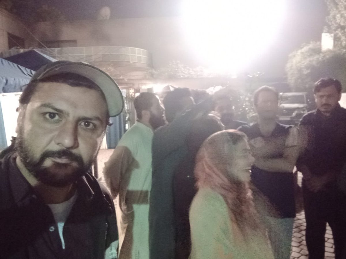 IKTodayPk's tweet photo. الحمداللہ پہلی سحری -- خان صاحب سحری کے وقت زمان پارک گھر کے باہر آمد -- کارکنوں سے ملاقات کی 
1/2 https://t.co/27F7Tika4V