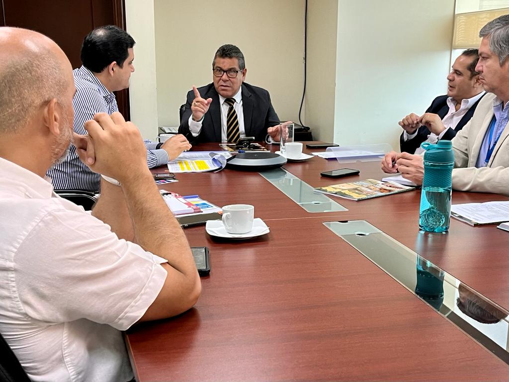 El ministro <a href="/EizaguirreEc/">Eduardo Izaguirre M.</a> se reunió con representantes del clúster bananero y platanero para trazar estrategias de trabajo en:  
✅Actualización del sistema Unibanano
✅Conformación del Comité de Medidas Sanitarias 
✅Importación de variedades más resistentes
#TrabajamosPorElAgro