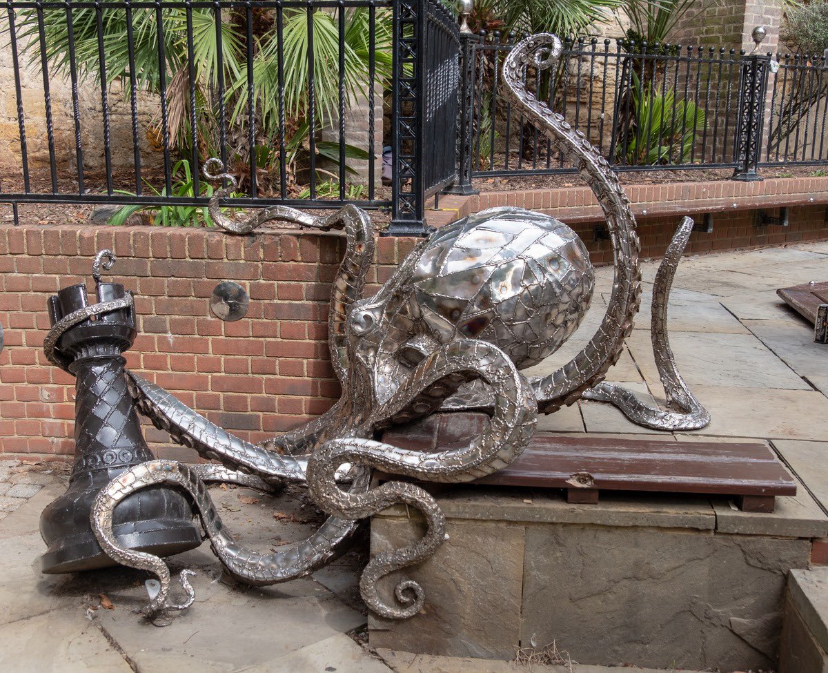killer_chess's tweet image. Leigh Dyer’s work, in Hastings, Sussex. 
His stainless steel sculptures are scattered through the town and are amazing! Here are two chess-themed ones! 
#chess #chessandart