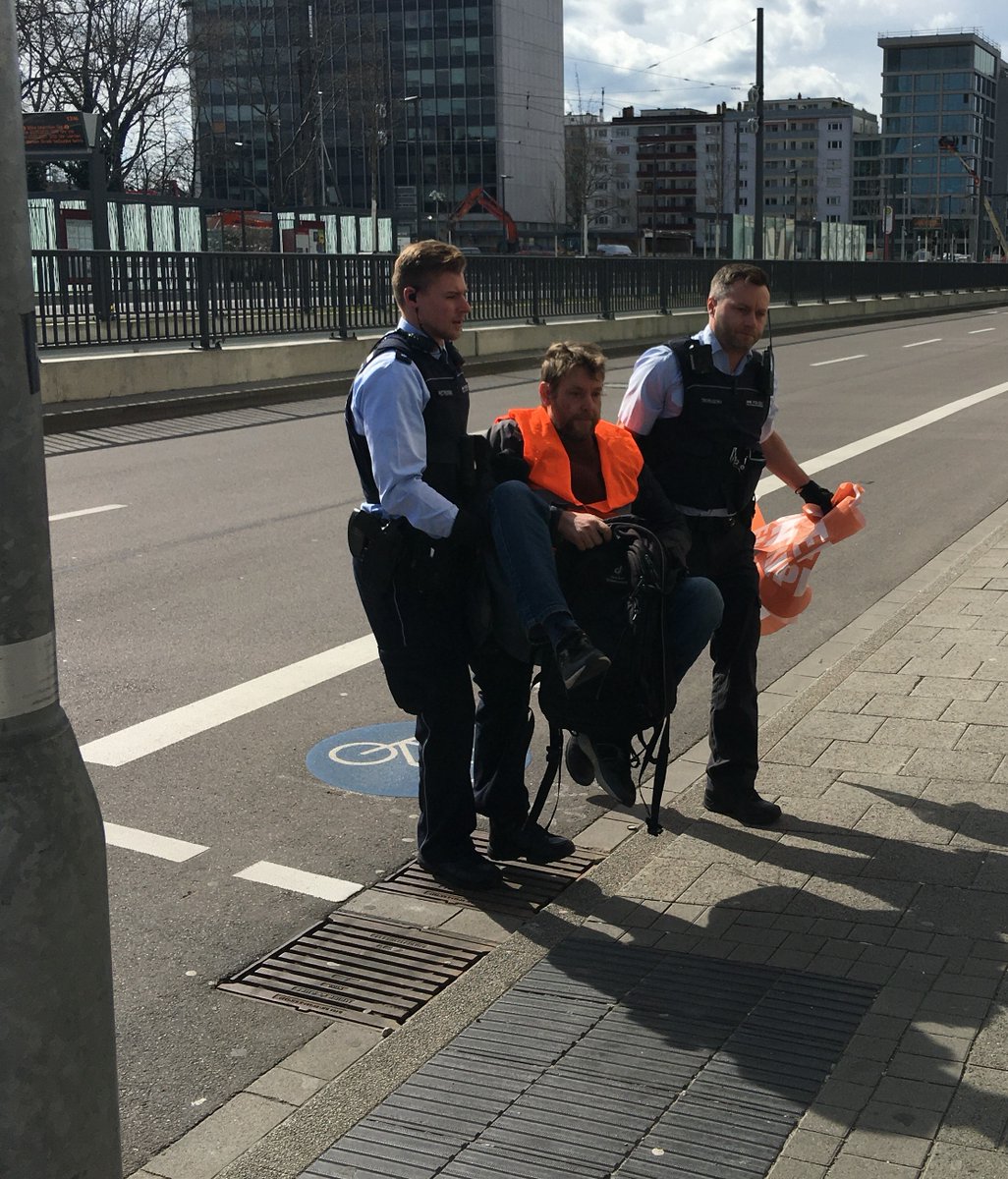 DanielEcker2000's tweet photo. Hey @SWRAktuellBW @SWRpresse!
Polizeimeldungen abschreiben ist kein Journalismus. Die Polizei hat uns nicht "überreden können, die Fahrbahn wieder zu verlassen", wie ihr es in eurem Bericht schreibt - oder sieht so für euch Überreden aus?

https://t.co/DFfaxU4GEh https://t.co/kkFNNwV4L7