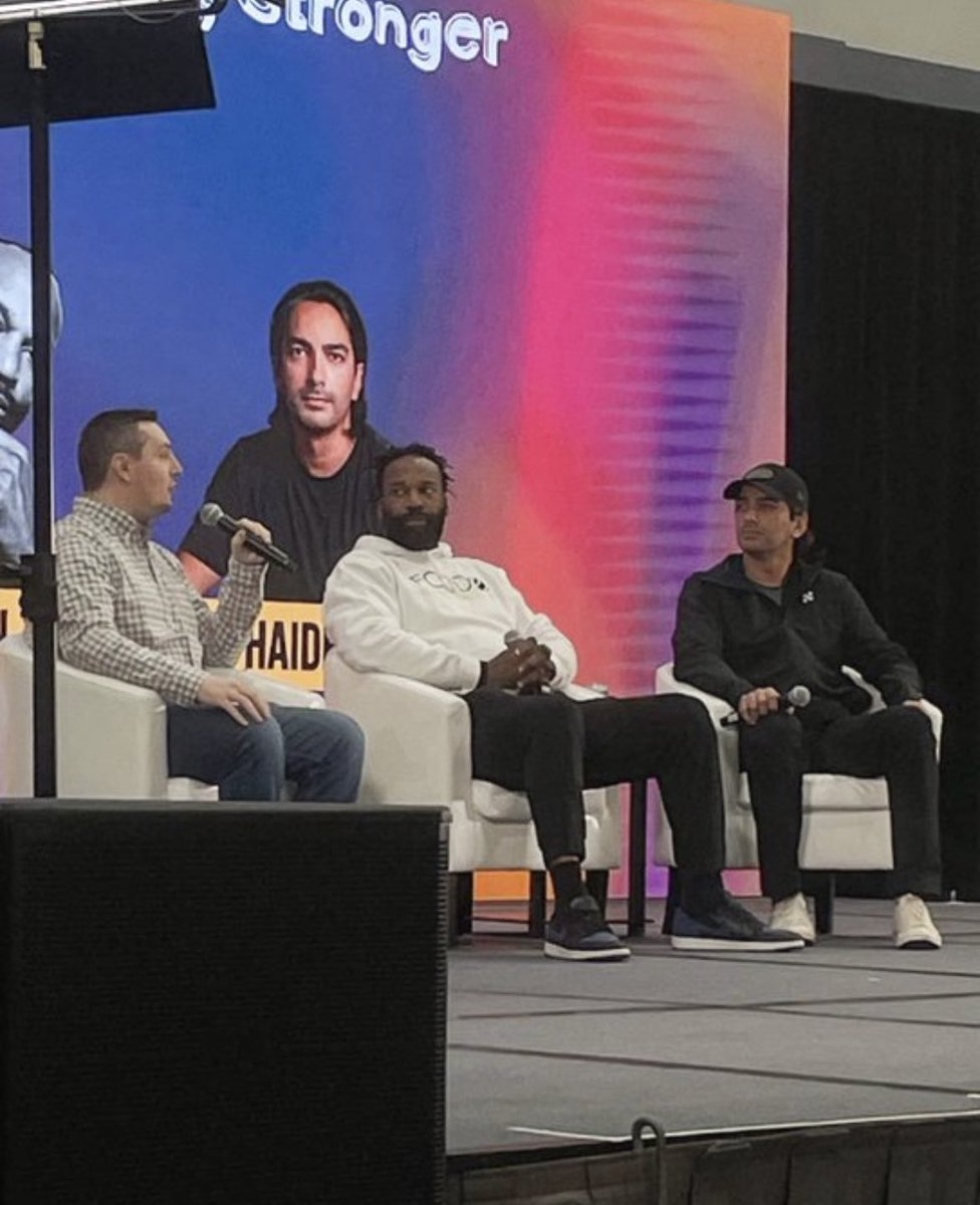 okx's tweet photo. David Waschman showed some love to @Haider &amp; #OKX  on our rebranding efforts at @NFTLAlive 🖤

“You removed one letter (Okex), and turned the brand into an icon (OKX).”🤩 #OuterEdgeLA https://t.co/r1vTd18uUu