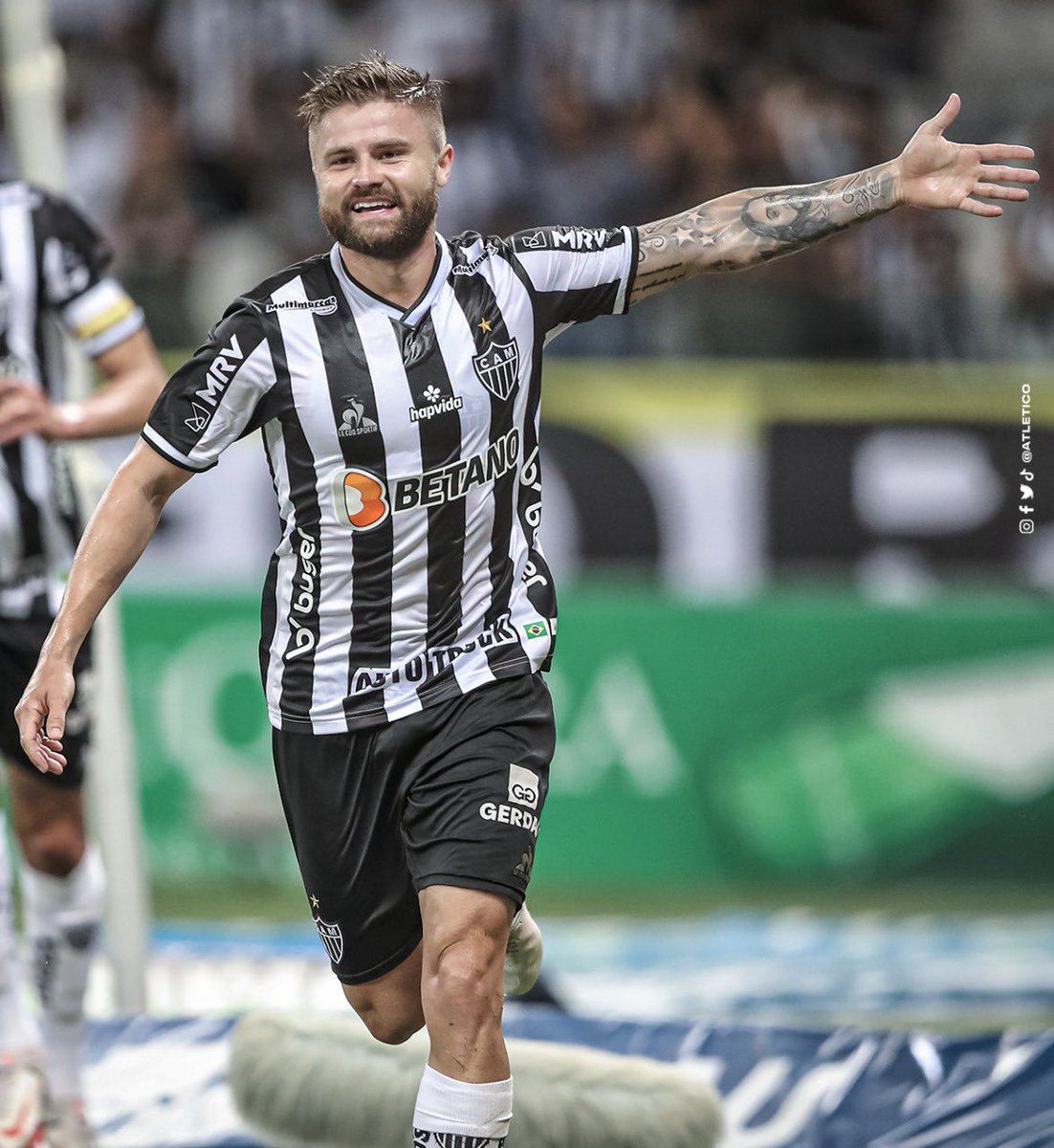 InfoGalo_'s tweet photo. 🚨💰 O Atlético chegou a um acordo com o Bahia e o Red Bull Bragantino para as vendas de Ademir e Eduardo Sasha. 

O valor total das duas negociações será por volta de 23 milhões de reais (parcelados) e o alívio na folha de cerca de R$600 mil.

Via @LucasTanaka 
📸 Pedro Souza https://t.co/bYzkaUyfT4