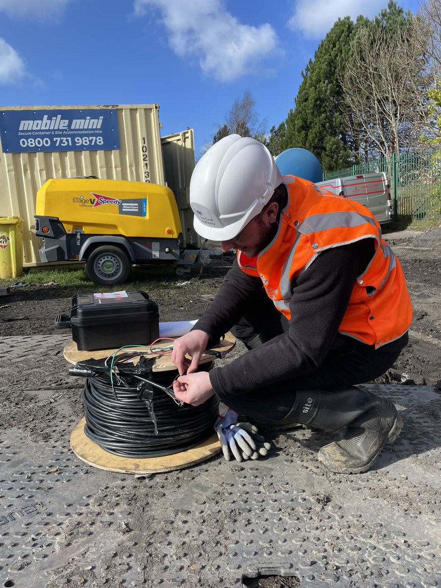 ReceveurMylene's tweet photo. Very exciting day in sunny Gateshead today with the @CoalAuthority to see the drilling progress for the Living Lab, including some sensor testing and a tour of the Gateshead District Energy Scheme with #MineWaterHeat specialists Dan Mallin Martin and Dr. Adams @BritGeothermal https://t.co/d5IrmKOBlJ