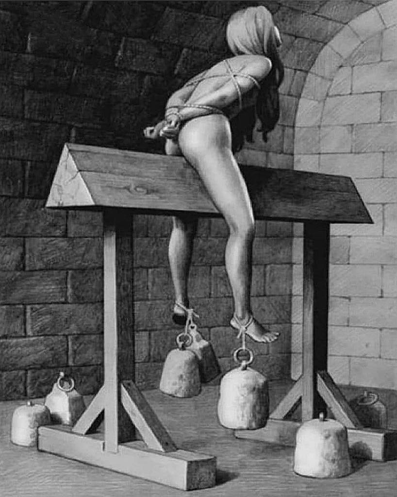 หนึ่งในเครื่องทรมานที่โหดสัสของยุคกลาง #ม้าไม้ หรือ #ลาสเปน เป็นเครื่องทรมานในยุคกลางที่สร้างความเจ็บปวดและน่าสยดสยองเป็นอย่างยิ่ง มันถูกใช้งานครั้งแรกโดยหน่วยงานสืบสวนในฝรั่งเศส จากนั้นก็ถูกนำไปใช้ในสเปน เยอรมนี และอเมริกา นิยมใช้กันในช่วงยุคอาณานิคม