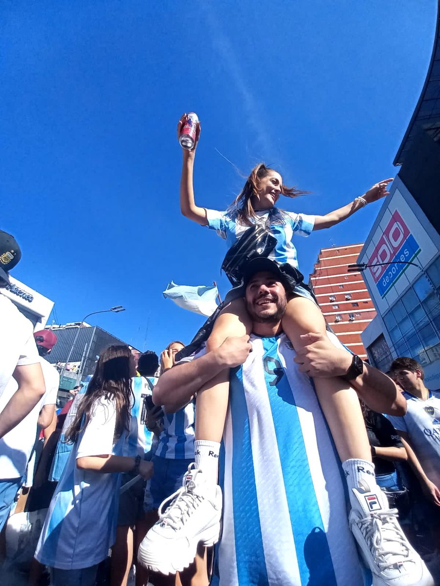 mechacaeiro's tweet photo. @Quilmes_Cerveza Inolvidable festejo ! Juntada con amigos que eran la cabala y festejo primero con llanto , abrazos y alegria de todos y después a la calle hasta las 10 de la noche ! No importaba mas que l alegria ❤️❤️❤️🙏🏽🙏🏽🙏🏽 https://t.co/3DPXO50mJi