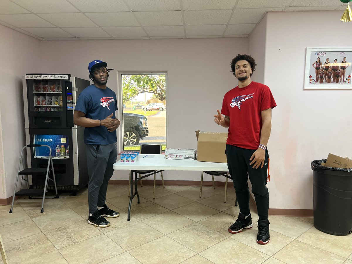 isaiahbarganier's tweet photo. Back in action w my brother @ahren_freeman11 ! So cool to see these kids again! @BEACHAMPIONINC https://t.co/AKQ5GCgrY2