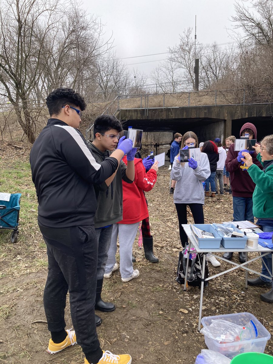 WRscience_13's tweet photo. @WRidgeMS students testing for phosphates and nitrates at the creek @theSMSD @FriendsoftheKaw https://t.co/qFGg9yqZNN
