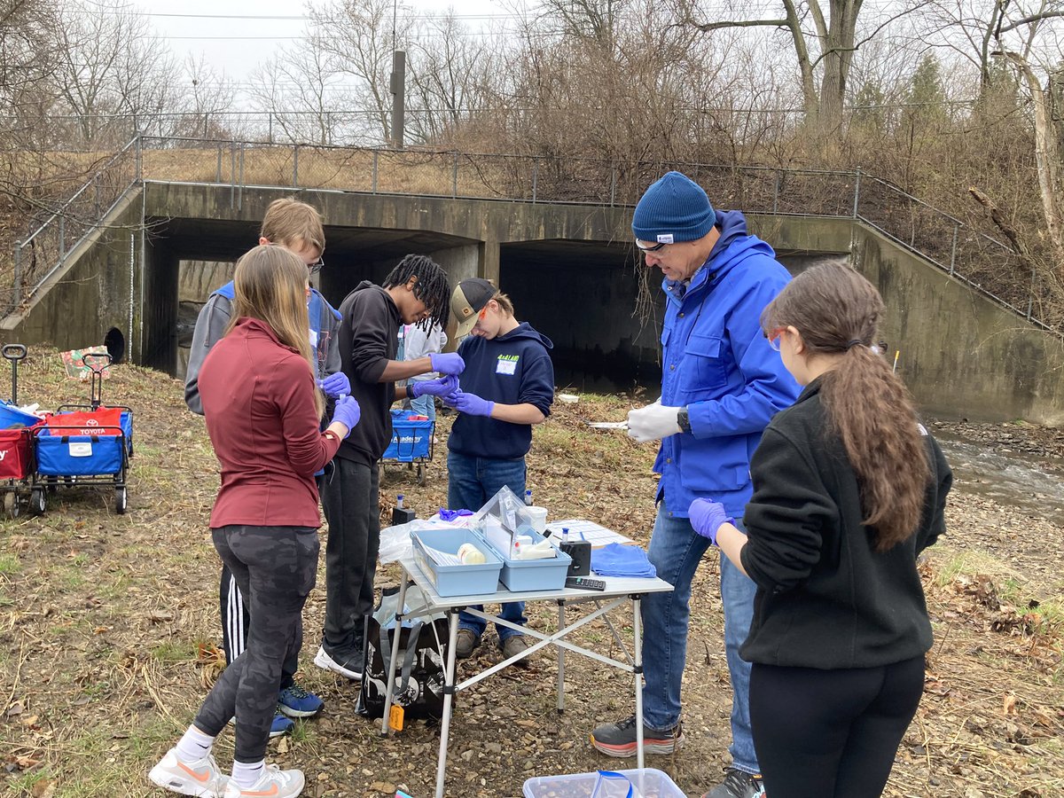 WRscience_13's tweet photo. @WRidgeMS students testing for phosphates and nitrates at the creek @theSMSD @FriendsoftheKaw https://t.co/qFGg9yqZNN