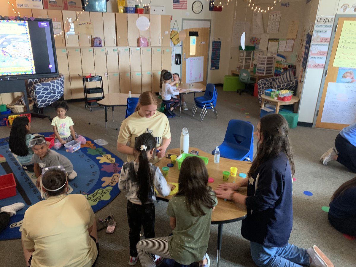 lelobosoftball's tweet image. We had so much fun today playing and learning with our friends at Hackberry &amp;amp; Oak Point Elementary! We got our workout done in PE, learned a new song, and engaged in bilingual centers #famiLE #competere @HBELoboPack @LEISDAthletics @leisd @LittleElmHS