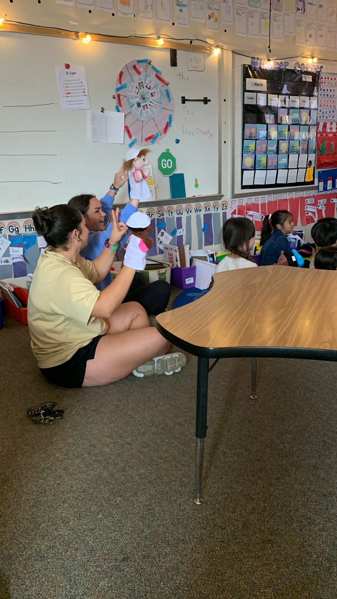 lelobosoftball's tweet image. We had so much fun today playing and learning with our friends at Hackberry &amp;amp; Oak Point Elementary! We got our workout done in PE, learned a new song, and engaged in bilingual centers #famiLE #competere @HBELoboPack @LEISDAthletics @leisd @LittleElmHS