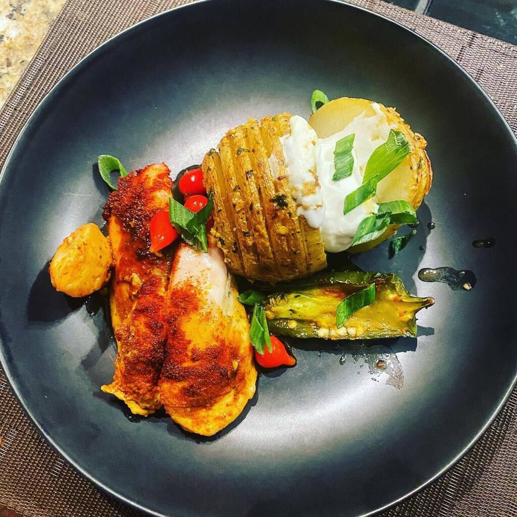 LassVagus's tweet photo. Alright. Today on the menu we have Hasselback garlicky potatoes with roasted paprika chicken, jalapeños and sweet drops. Not gross. https://t.co/mfy1TLZE7Z