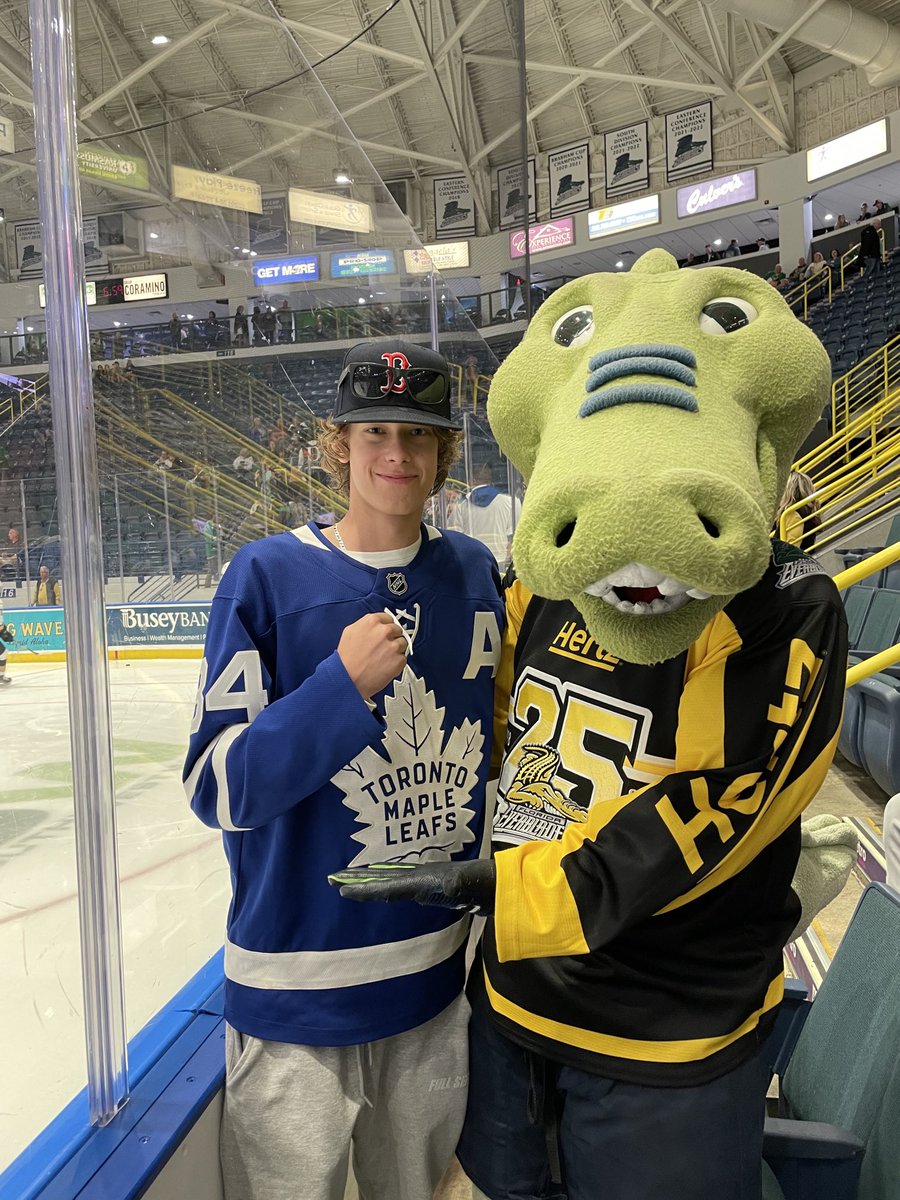 DavidKingRHI's tweet photo. ⁦@NLGrowlers⁩ game tonight .. ⁦@MapleLeafs⁩ game tomorrow night .. #STANDonGUARD #LeafsForever #Florida https://t.co/cUQ3wbVz1P