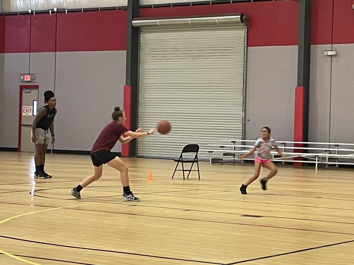 zoe_corjay_2026's tweet image. I had the chance today to share my love of basketball with future hoopers! #classof2034 #futurecoach