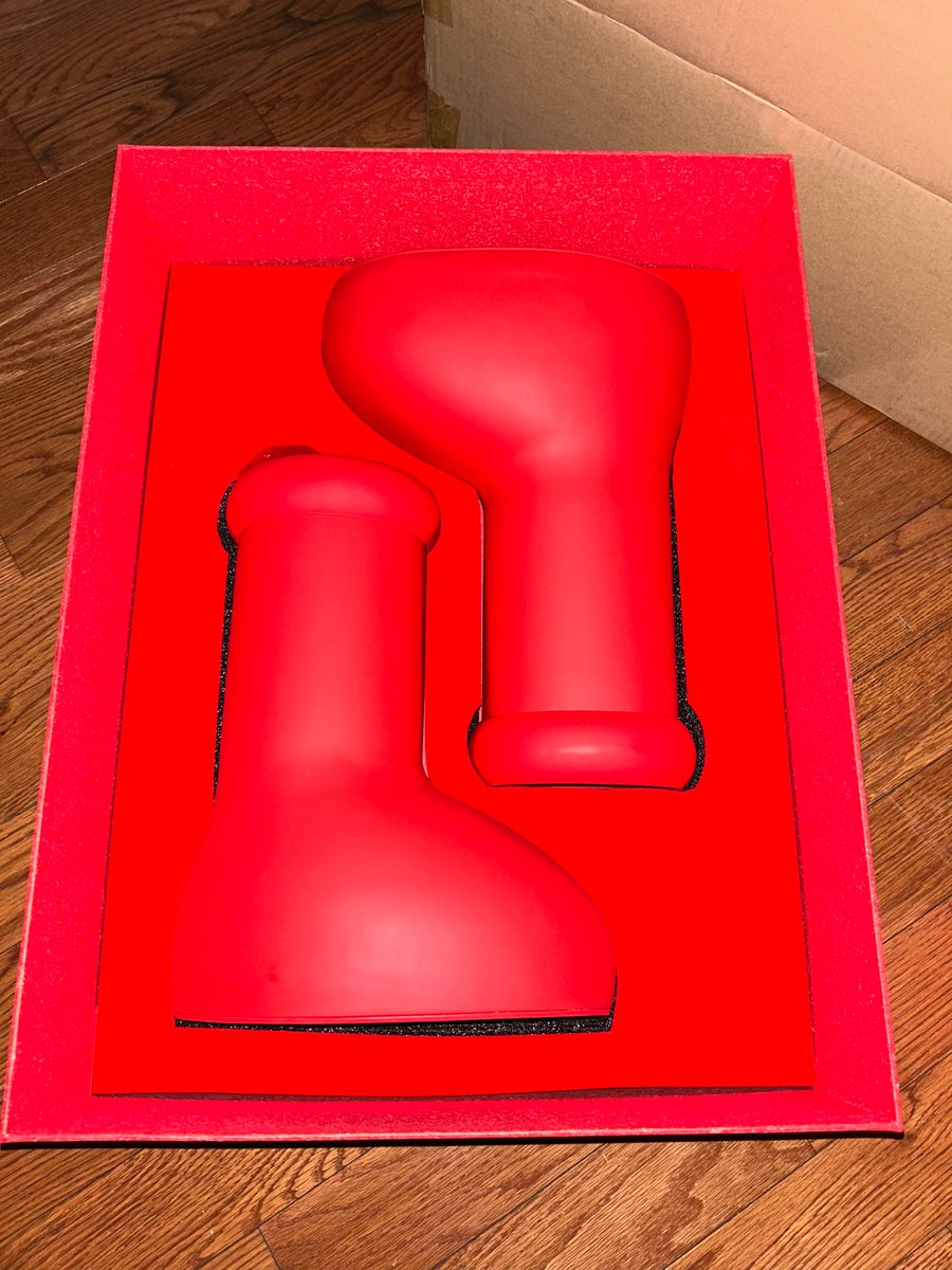 cdamacknificent's tweet photo. Who wanna buy these they too small https://t.co/T77t5SCi9Z