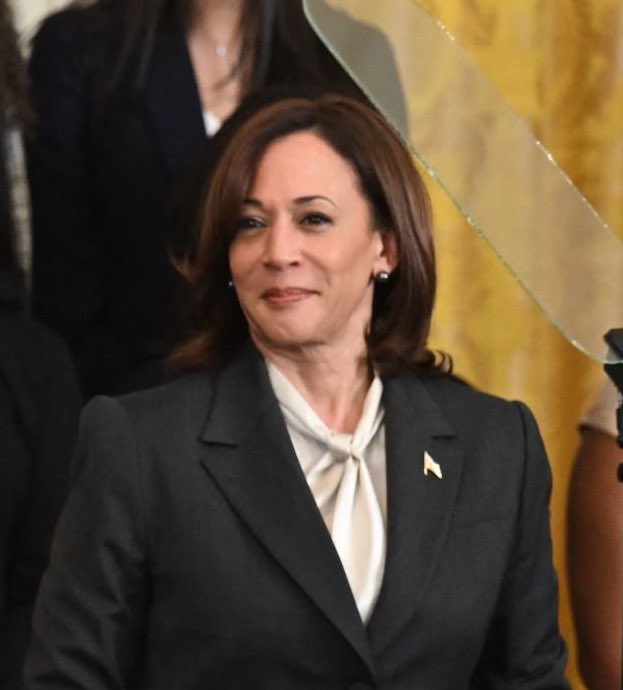 flywithkamala's tweet photo. Her glares mixed with joyfulness alone will wreck the GOP in 2024. VP Harris is warming up! 🔥 🔥 🔥 https://t.co/WrRgpPgg31